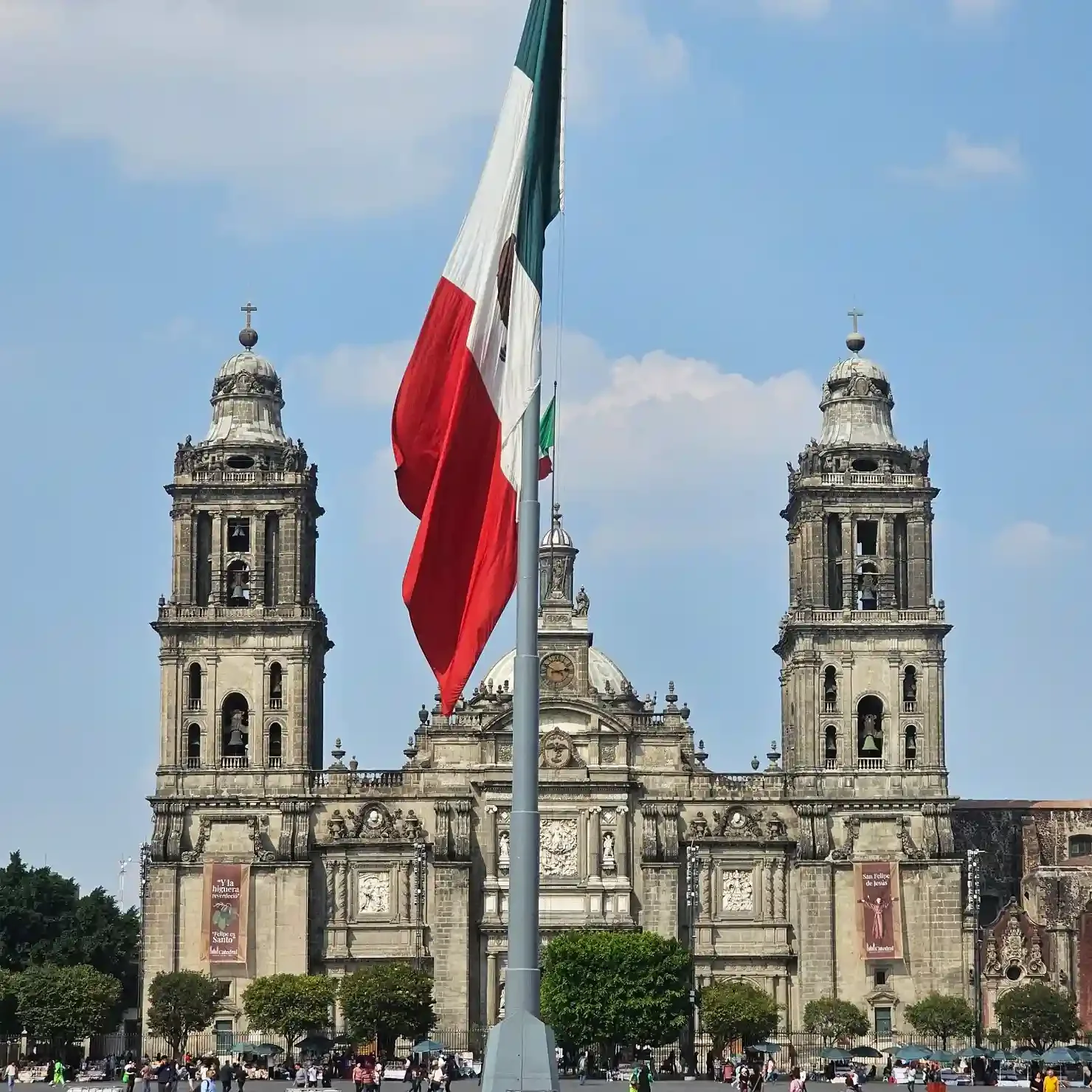Bandera de México frente a la Catedral Metropolitana