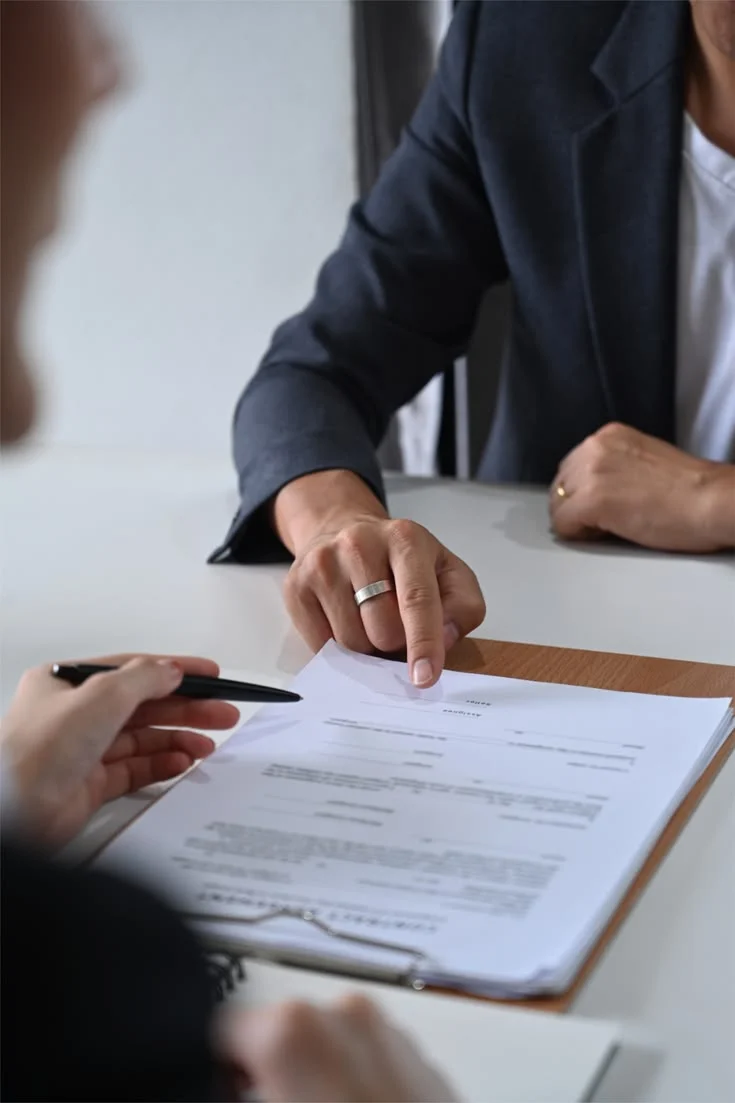 Personas revisando documentos de compraventa