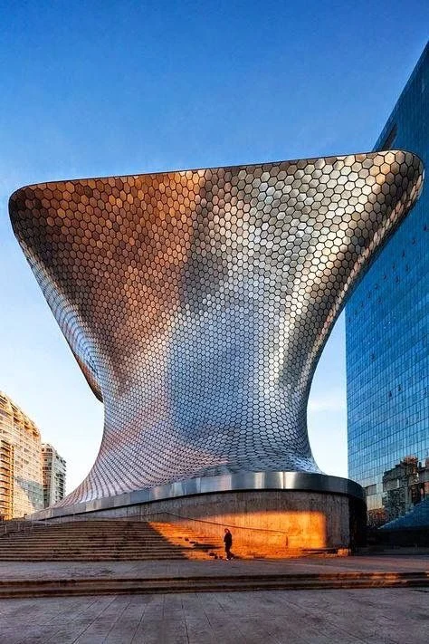 Fachada curva y plateada del Museo Soumaya
